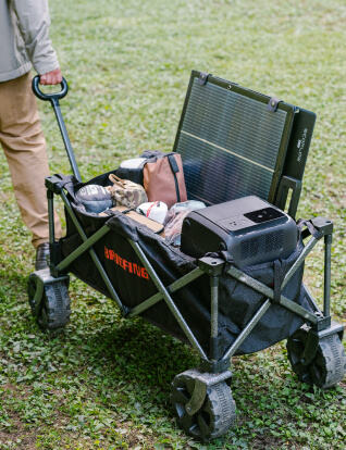 本体にでっぱりがないフラットデザイン + 横置きもできる優れモノ。車内や自宅の収納スペースなど、限られた空間でより自由に使えて、収納も便利に。