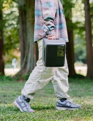 重さわずか10kg。ハンドル一体型デザインで片手でも楽に持ち運び可能。アウトドアと家庭用の境界を取り払い、防災から日常、旅行まで幅広く活躍します。